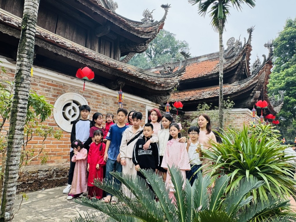 Cả gia đình cùng nhau lưu lại những khoảnh khắc du xuân (Ảnh: Hương Thu)