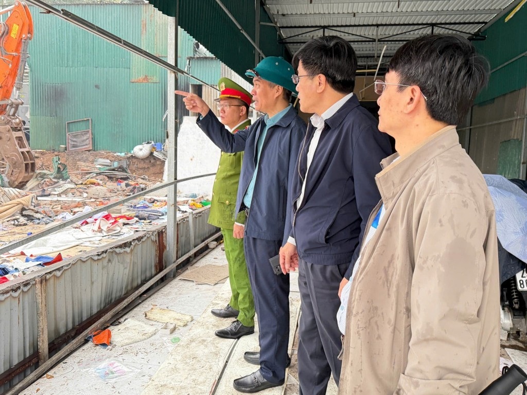 Lãnh đạo phường Nghĩa Đô trực tiếp xuống hiện trường tuyên truyền vận động người dân chấp hành nghiêm các quy định của pháp luật. Ảnh PV.