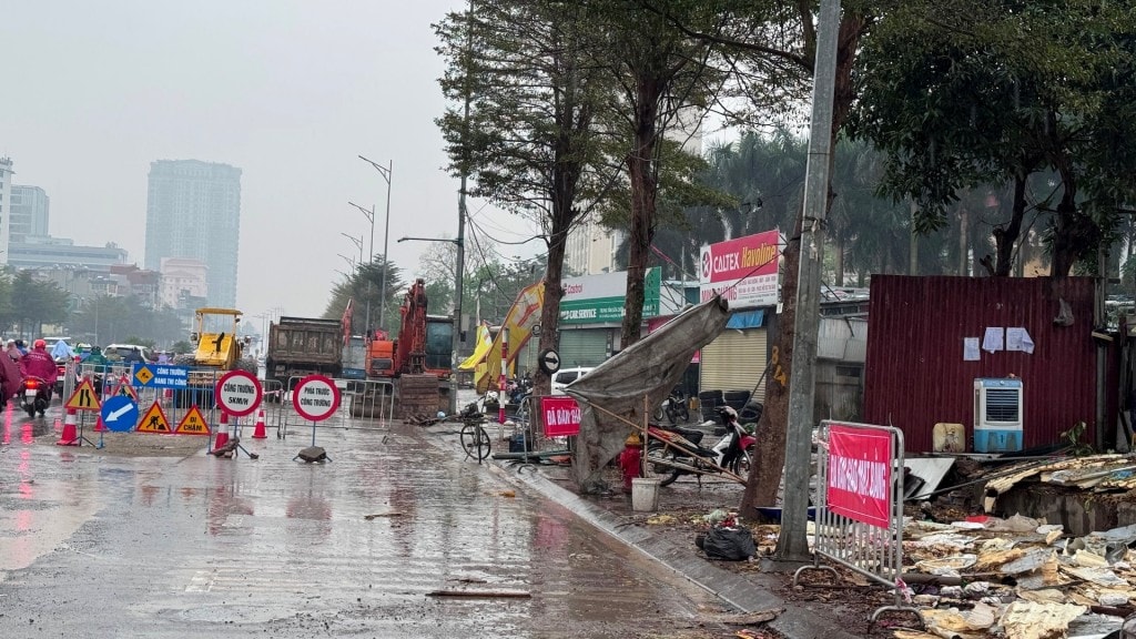 Với sự quyết liệt của chính quyền địa phương, công tác GPMB dự án thoát nước trọng điểm chống ngập đoạn qua địa bàn phường Nghĩa Đô đã có những chuyển biến tích cực. Ảnh Vân Nhi.