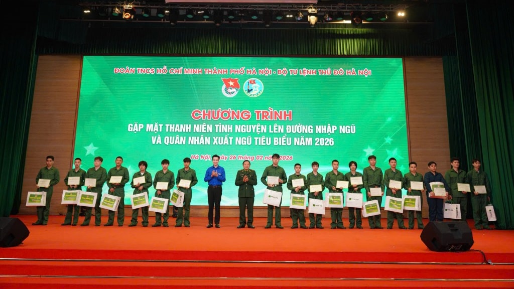 Tân binh lên đường nhập ngũ năm 2026 được tặng quà tại chương trình Tân binh lên đường nhập ngũ năm 2026 được tặng quà tại chương trình