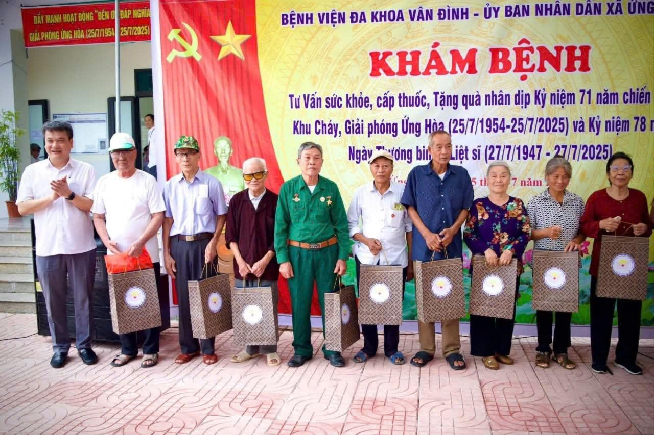 mot-hoat-dong-kham-benh-tu-van-suc-khoe-tang-qua.jpg