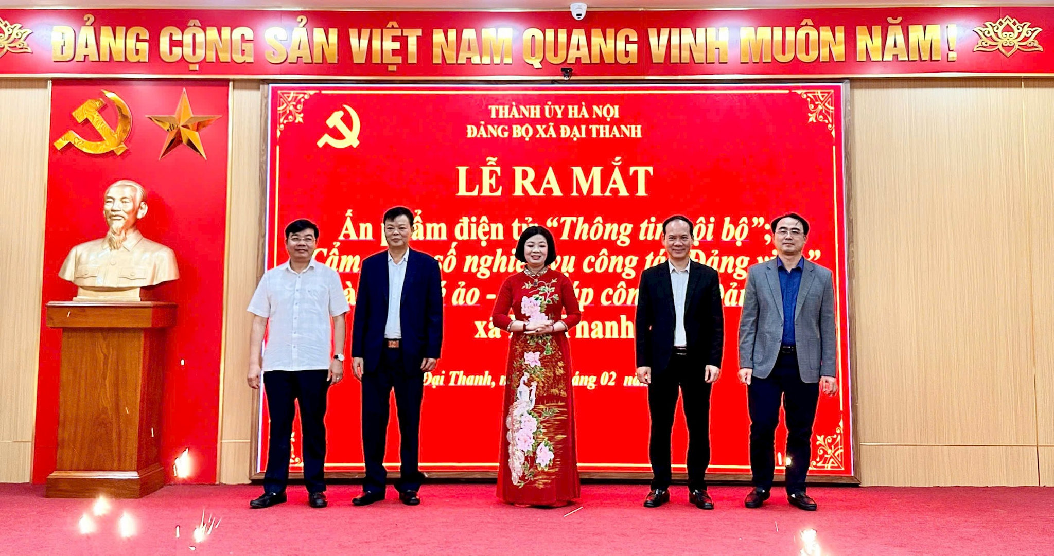 Các đại biểu thực hiện nghi thức ra mắt các ấn phẩm (Ảnh: NL)