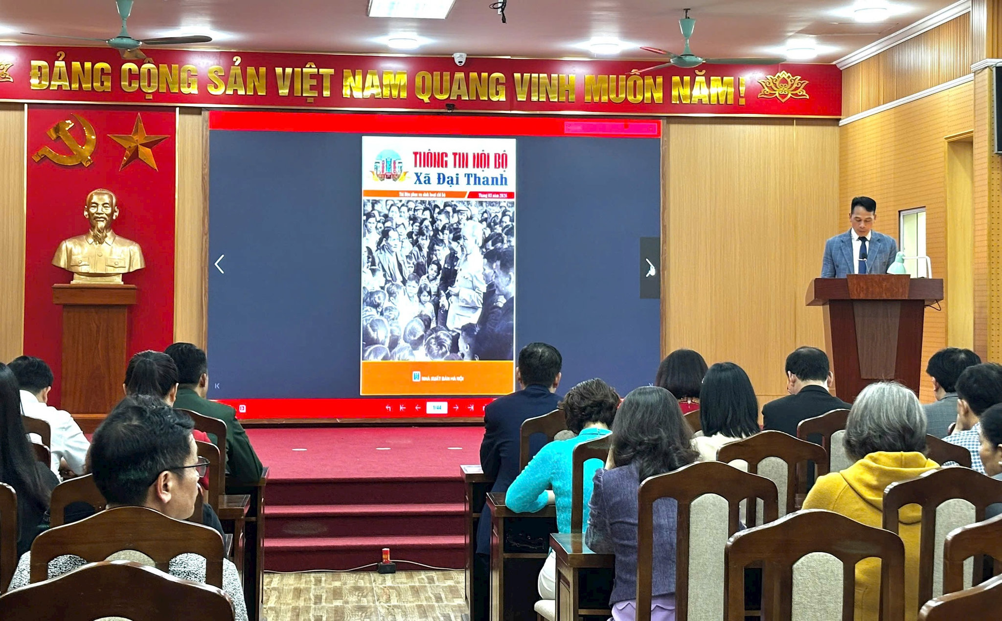 Đồng chí Trần Quốc Oai - Phó Trưởng ban Xây dựng Đảng xã Đại Thanh báo cáo về quá trình xây dựng, phát hành các ấn phẩm (Ảnh: NL)
