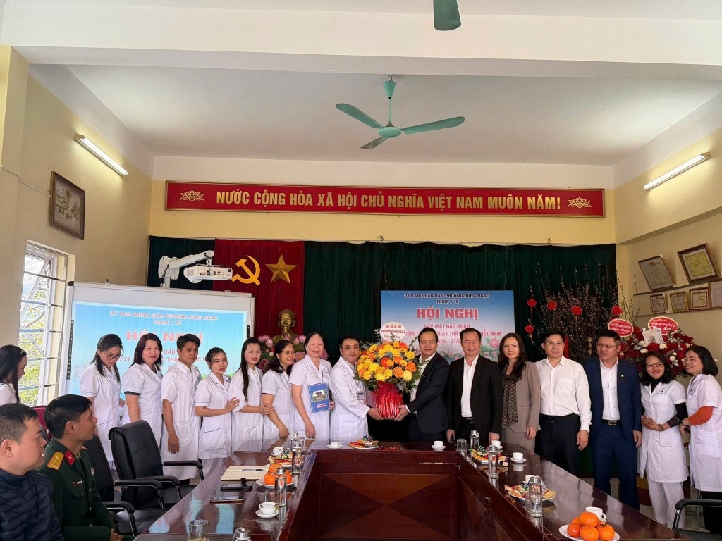 Các đồng chí Lãnh đạo Đảng ủy-HĐND-UBND-UBMTTQ Việt Nam phường Đông Ngạc tặng hoa chúc mừng cán bộ, y bác sĩ, nhân viên y tế nhân ngày 27/02