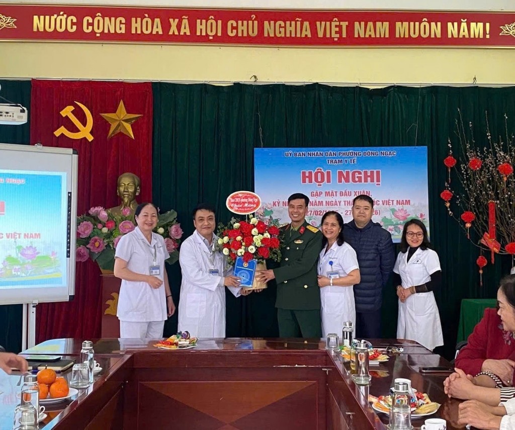 Ban Chỉ huy Quân sự phường tặng hoa chúc mừng cán bộ, nhân viên Trạm Y tế phường nhân dịp kỷ niệm 71 năm ngày Thầy thuốc Việt Nam 27/02