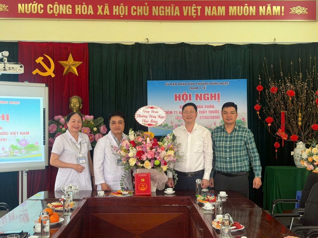 Ban Chấp hành Công đoàn phường Đông Ngạc tặng hoa chúc mừng cán bộ, y bác sĩ, nhân viên y tế phường nhân dịp kỷ niệm 71 năm ngày Thầy thuốc Việt Nam