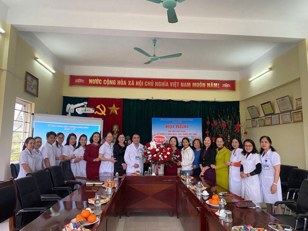 Khối Giáo dục Phường Đông Ngạc chúc mừng cán bộ, nhân viên Trạm Y tế nhân dịp kỷ niệm 71 năm ngày Thầy thuốc Việt Nam (27/02/1955 – 27/02/2026)