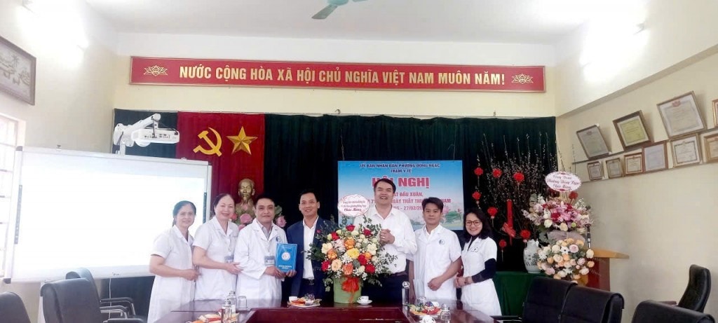 Ban Giám đốc Trung tâm Văn hóa – Thông tin và Thể thao phường tặng hoa chúc mừng cán bộ, y bác sĩ, nhân viên Trạm Y tế phường nhân dịp kỷ niệm 71 năm ngày Thầy thuốc Việt Nam (27/02/1955 – 27/02/2026)