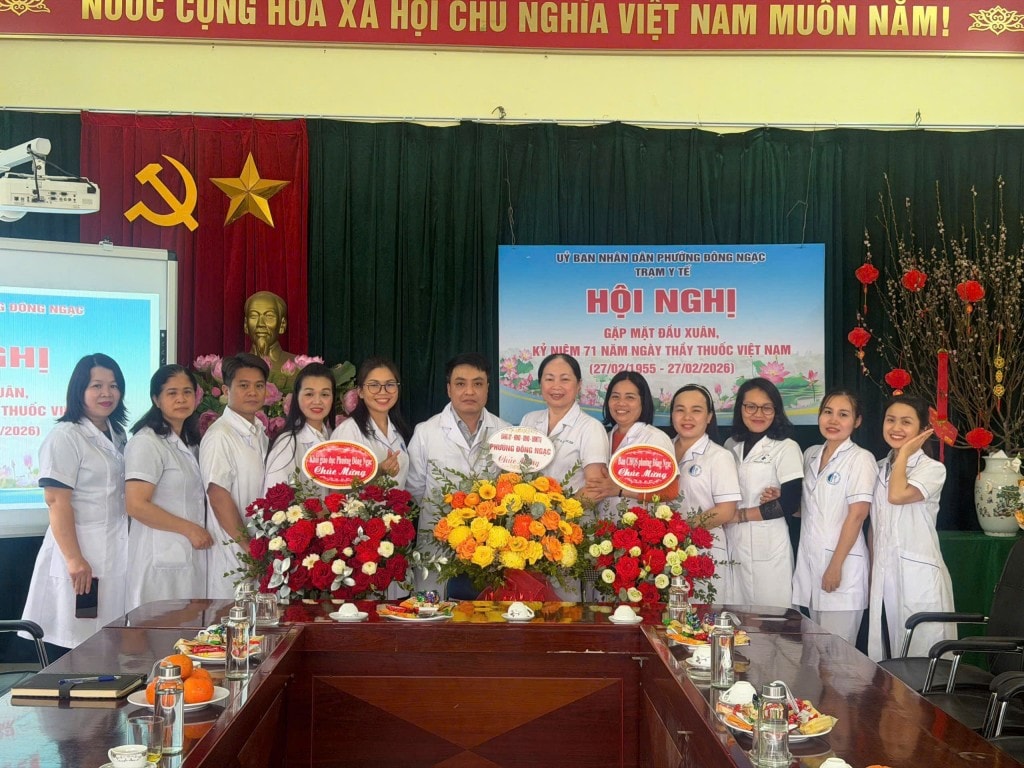 Đội ngũ cán bộ, y bác sỹ, trưởng phó khoa phòng Trạm Y tế phường Đông Ngạc