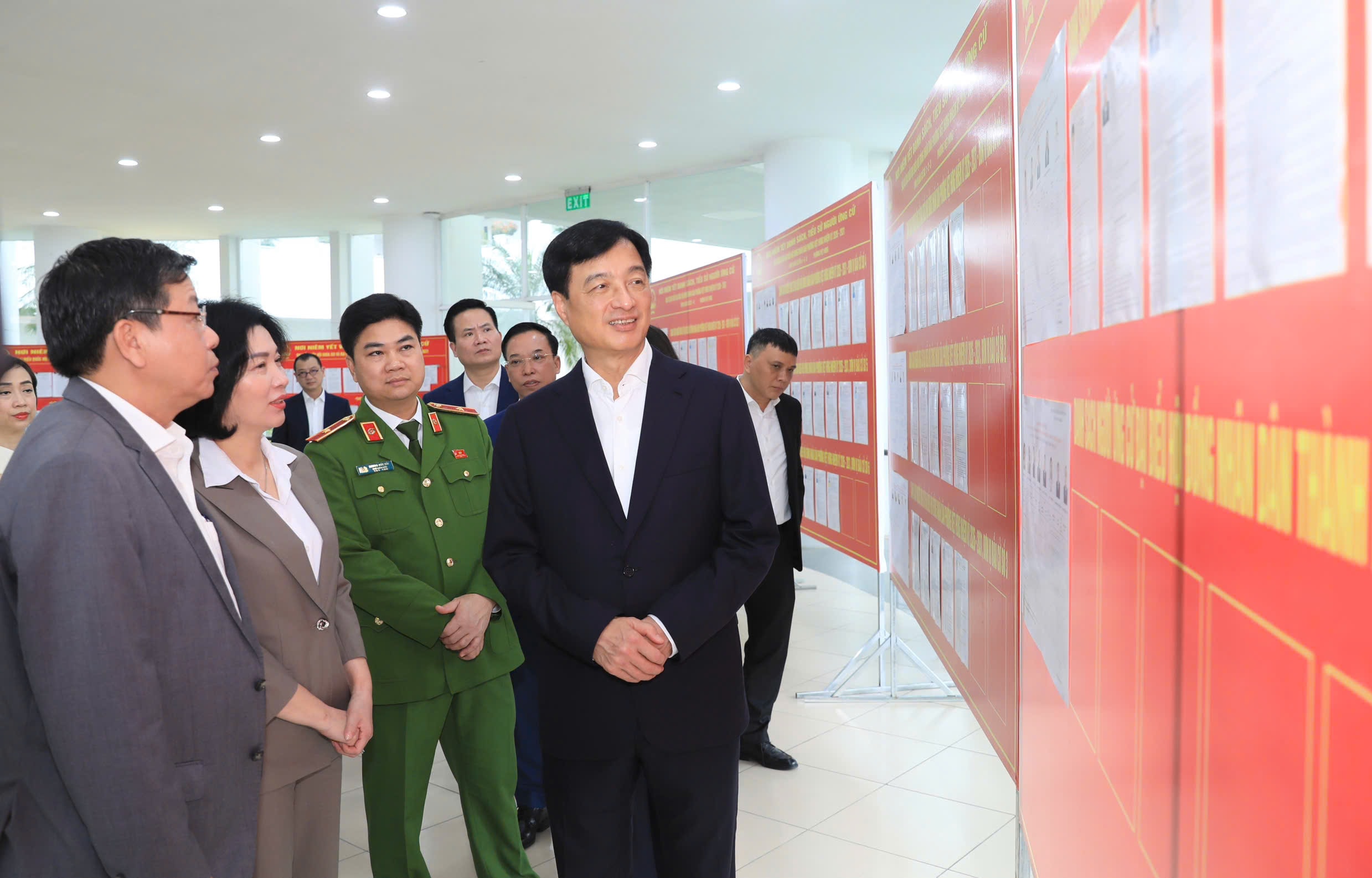 Il segretario del Partito Comunista di Hanoi, Nguyen Duy Ngoc, e altri leader della città di Hanoi visitano il luogo commemorativo che riporta l'elenco degli elettori del distretto di Viet Hung. - quang-thai.jpg