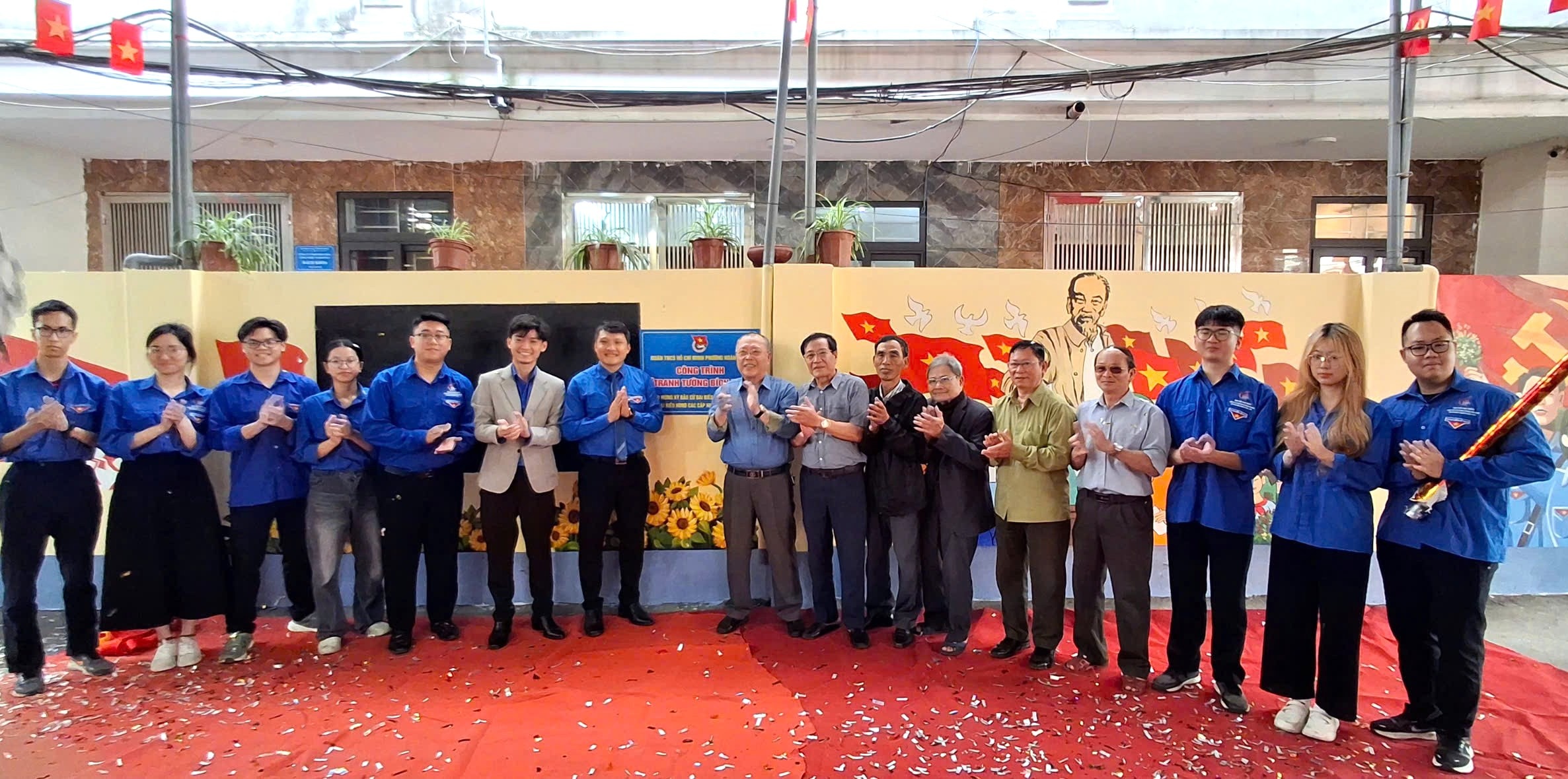 Các đại biểu thực hiện nghi thức khánh thành công trình “Tranh tường bích họa”. Ảnh: Hiền Thu