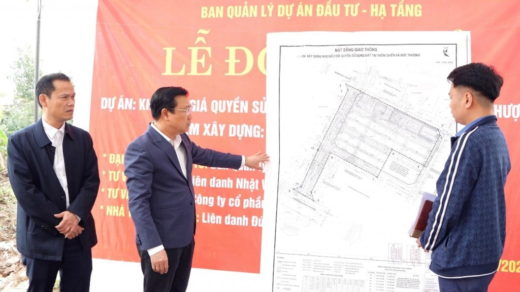 Ngay những ngày làm việc đầu năm, đồng chí Nguyễn Thanh Bình, Bí thư Đảng uỷ, Chủ tịch HĐND xã Hoài Đức đã đến thăm, động viên các đơn vị thi công dự án đầu tư xây dựng và doanh nghiệp trên địa bàn. Ảnh: Hương Đỗ