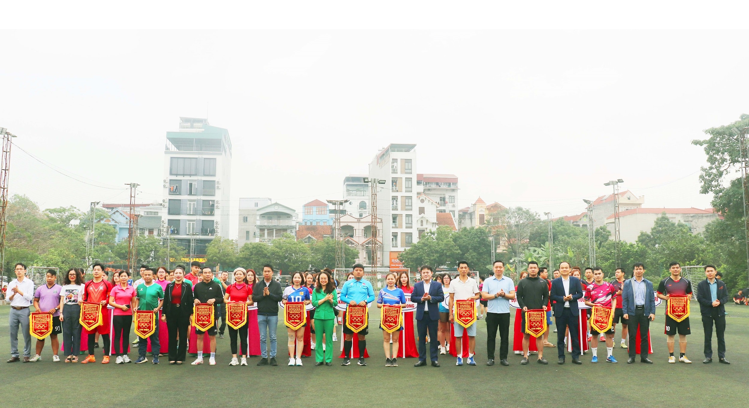 tay_tuu_khai_mac_giai_bong_da2.jpg