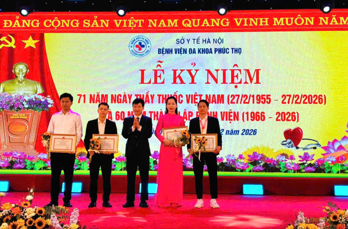 Bí thư Đảng ủy xã Phúc Thọ Nguyễn Doãn Hoàn trao Bằng khen của Chủ tịch UBND thành phố hà Nội cho các tập thể. Ảnh: Minh Phú