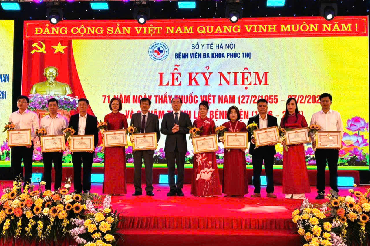 Lãnh đạo Sở Y tế Hà Nội tặng Bằng khen của UBND thành phố cho các cá nhân Bệnh viên đa khoa Phúc thọ. Ảnh: Minh Phú