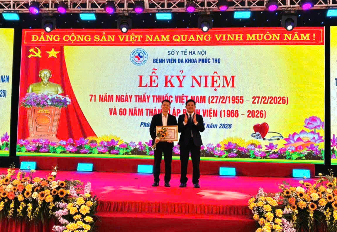 Chủ tịch UBND xã Phúc Thọ Kiều Trọng Sỹ trao