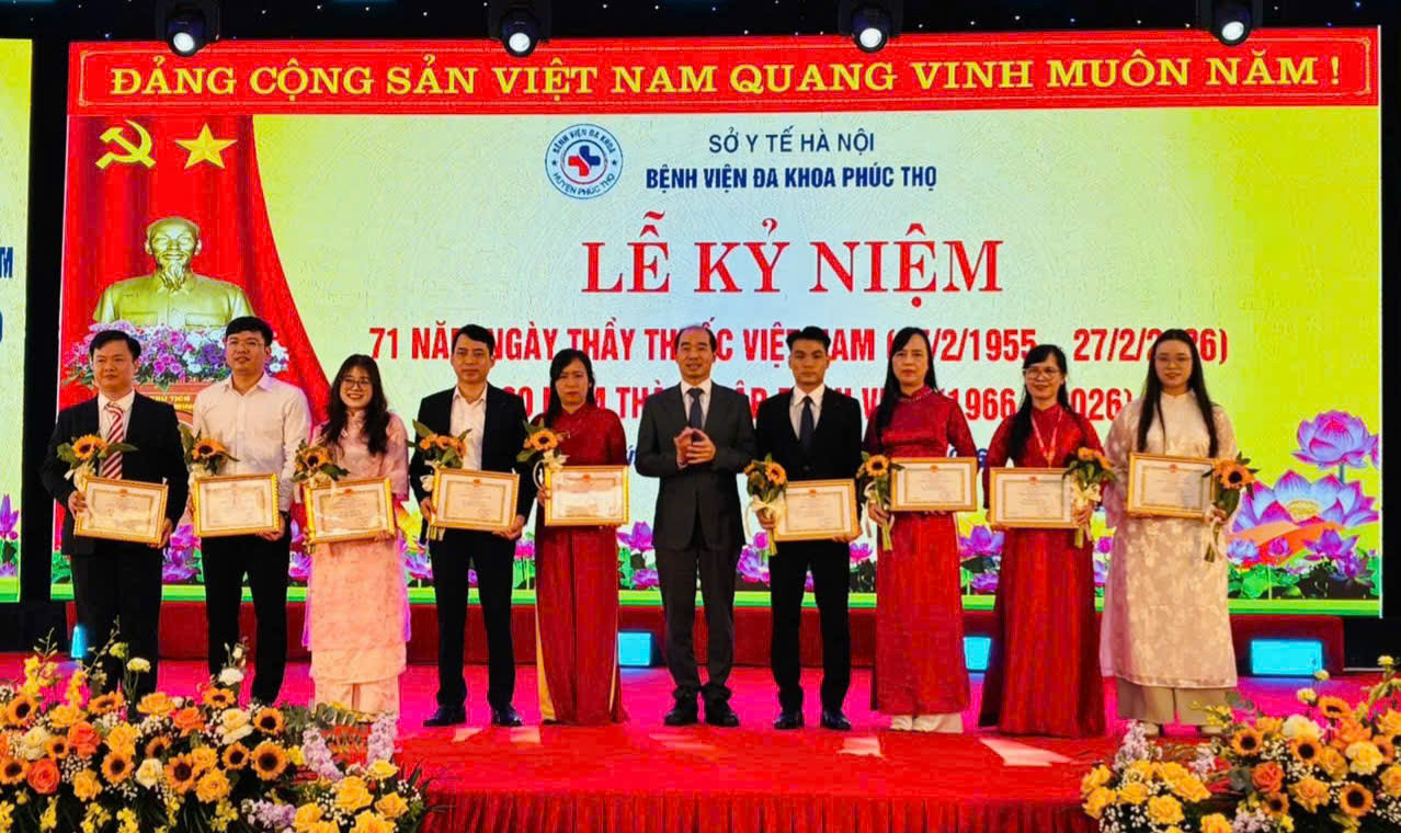 Lãnh đạo Sở Y tế Hà Nội tặng danh hiệu chiến sỹ thi đua cơ sở năm 2025 cho các cá nhân Bệnh viên đa khoa Phúc thọ. Ảnh: Minh Phú