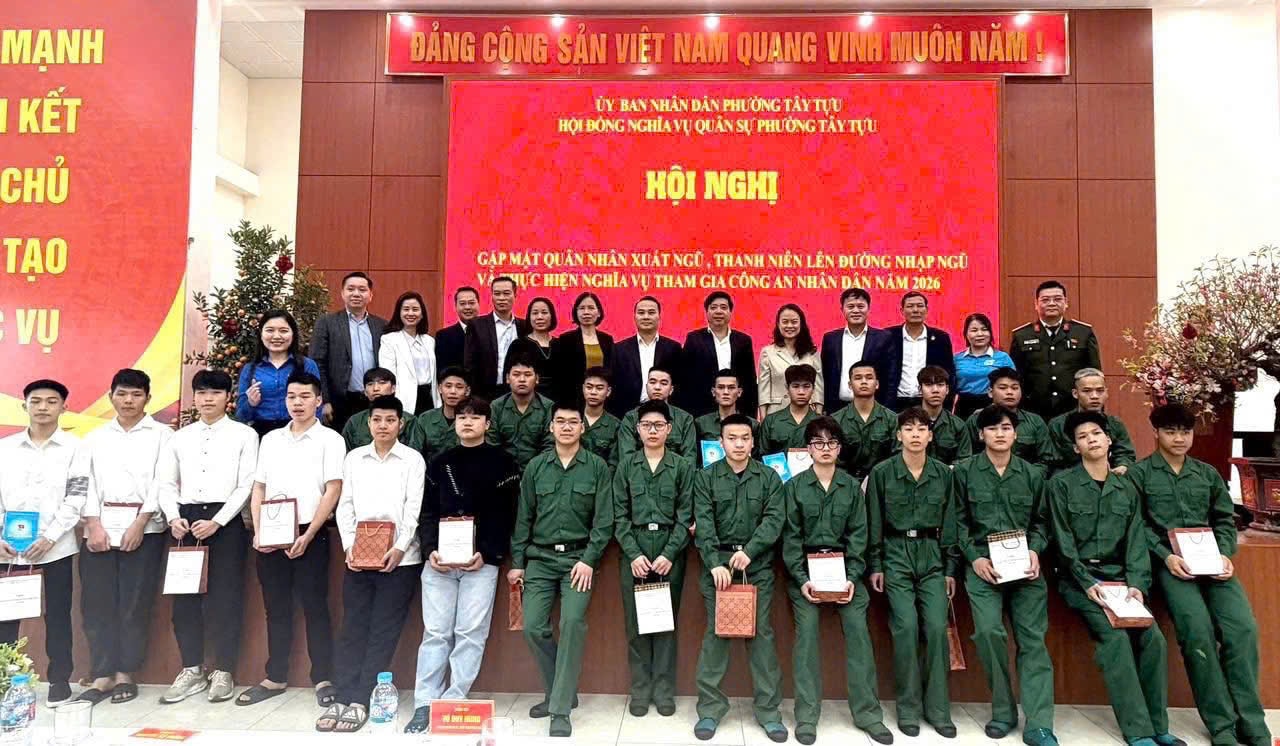 Lãnh đạo phường chụp ảnh kỷ niệm cùng thanh niên lên đường nhập ngũ. (Ảnh: TT)