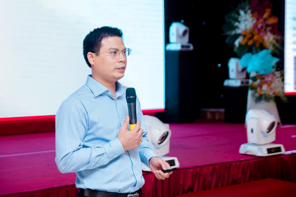 Ông Trần Quang Hội chia sẻ trong buổi tọa đàm về vật liệu trang trí
