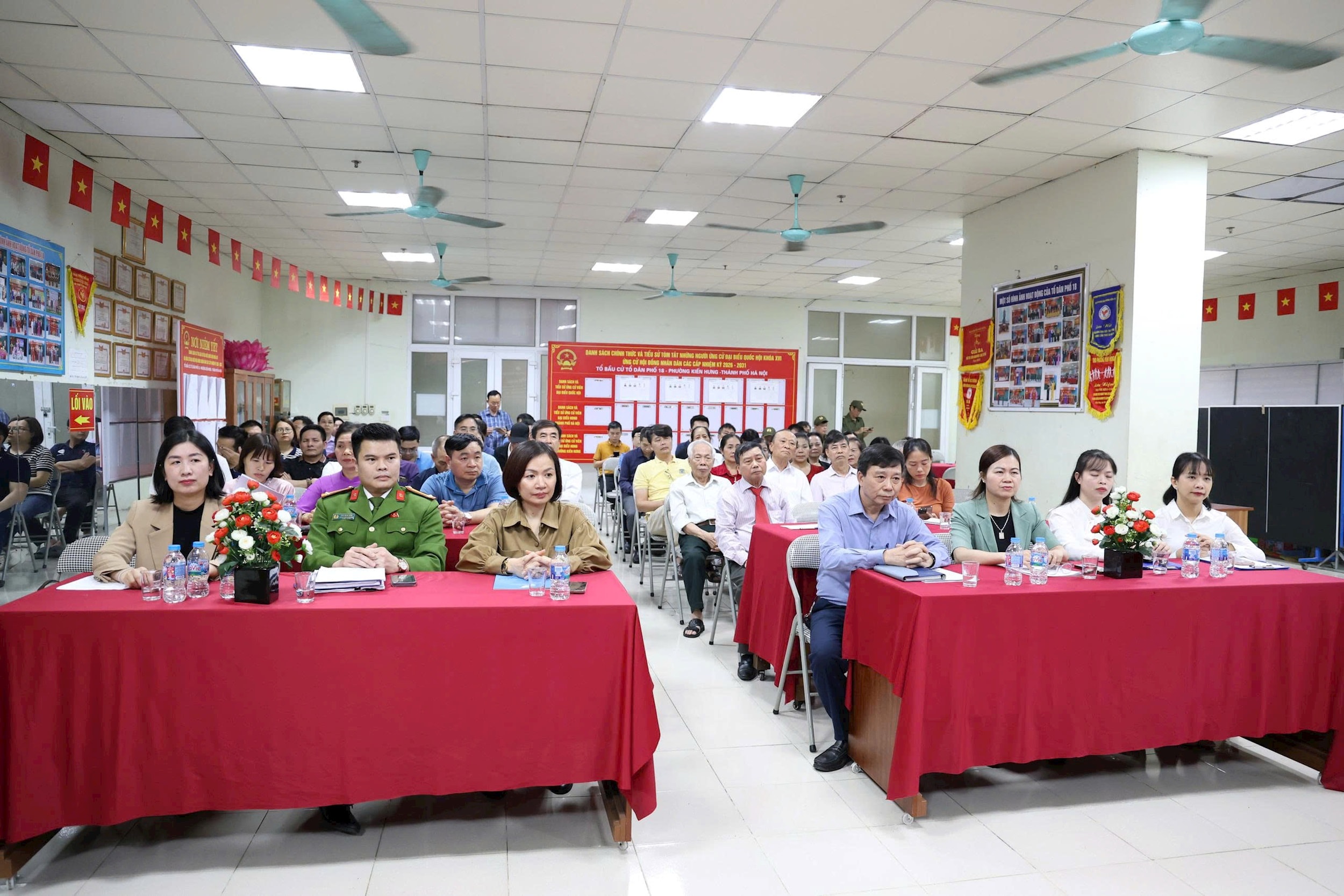 hoi-nghi-tiep-xuc-giua-cu-tri-voi-nguoi-ung-cu-dai-bieu-hdnd-phuong-kien-hung-nhiem-ky-2026-2031-tai-to-dan-pho-18..jpg