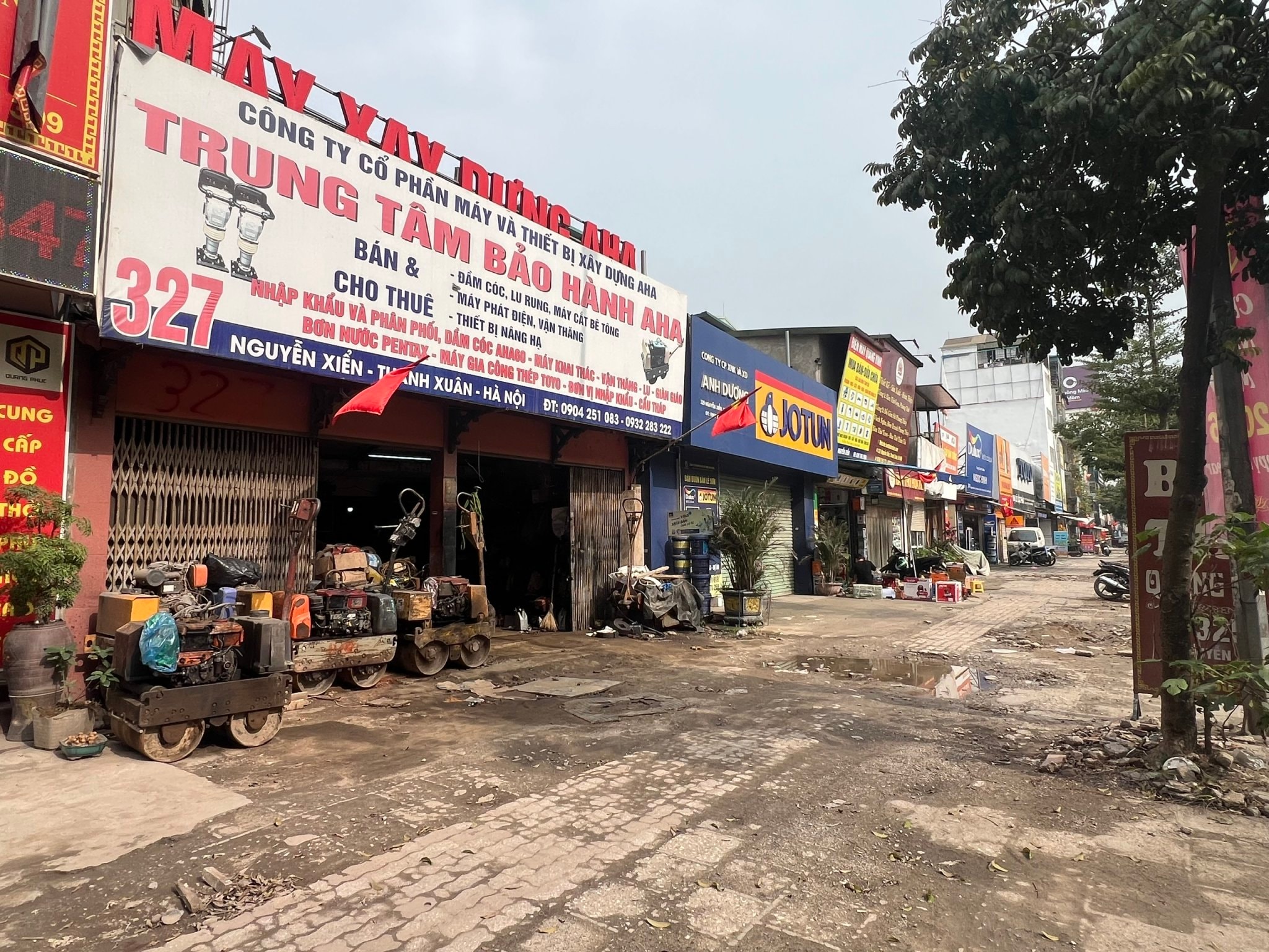 via-he-truoc-so-nha-327-duong-nguyen-xien-xuong-cap-lun-sau-gay-kho-khan-cho-viec-di-lai-cua-nguoi-dan..jpg