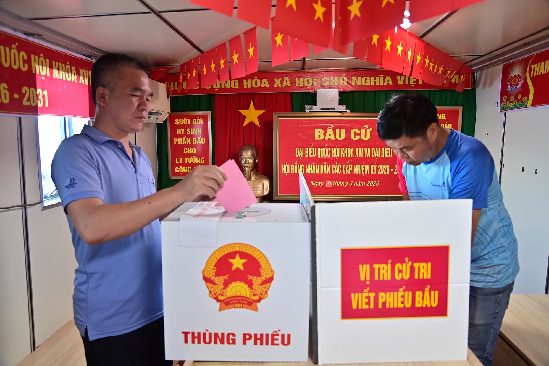2.-thuyen-vien-tau-hai-an-68-bo-phieu-bau-cu-tren-tau-truong-sa-04.jpg