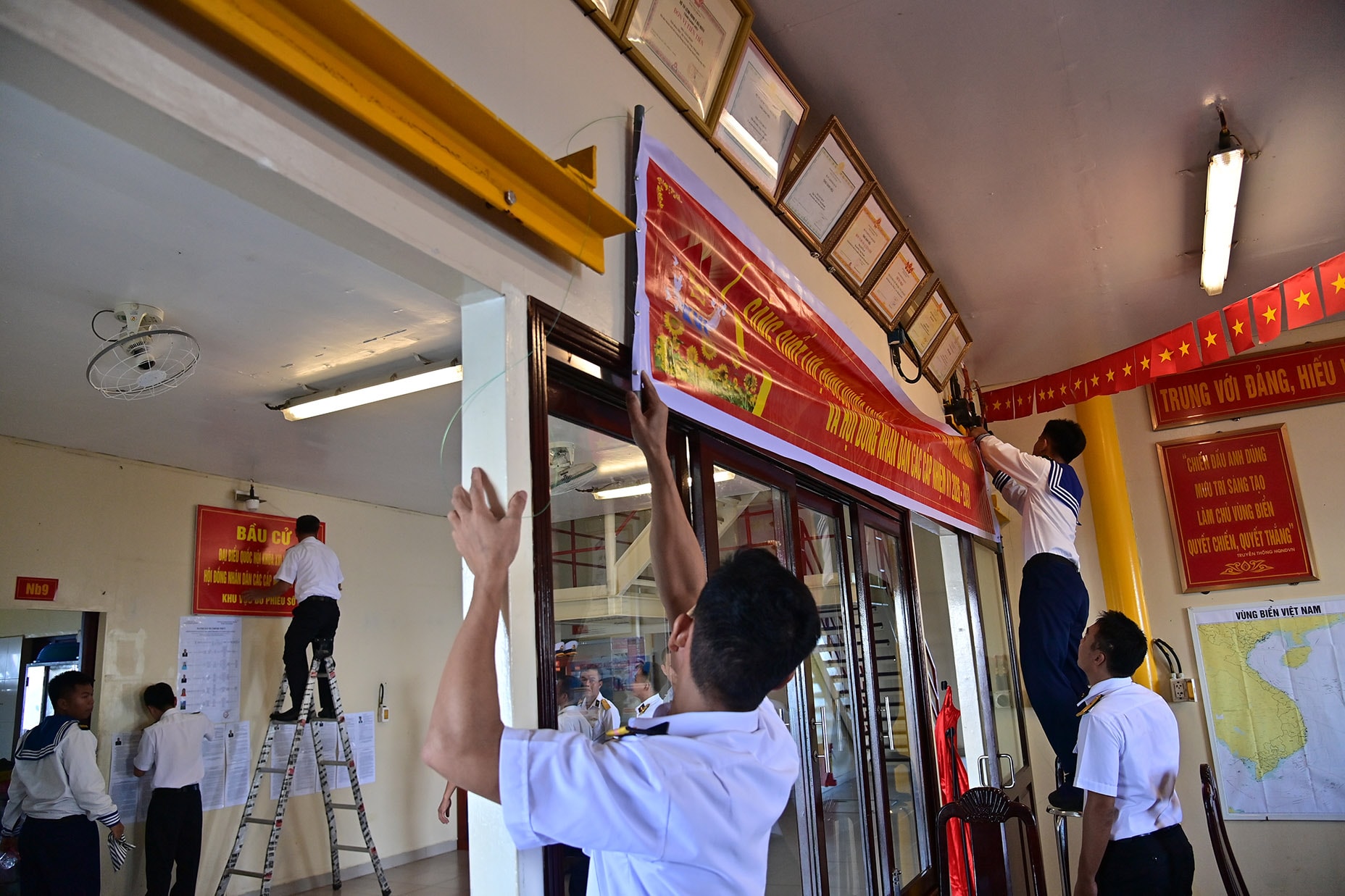 6.-cong-tac-trang-tri-tren-nha-gian-dk1.9-duoc-trien-khai-day-du-va-nhanh-chong.jpg