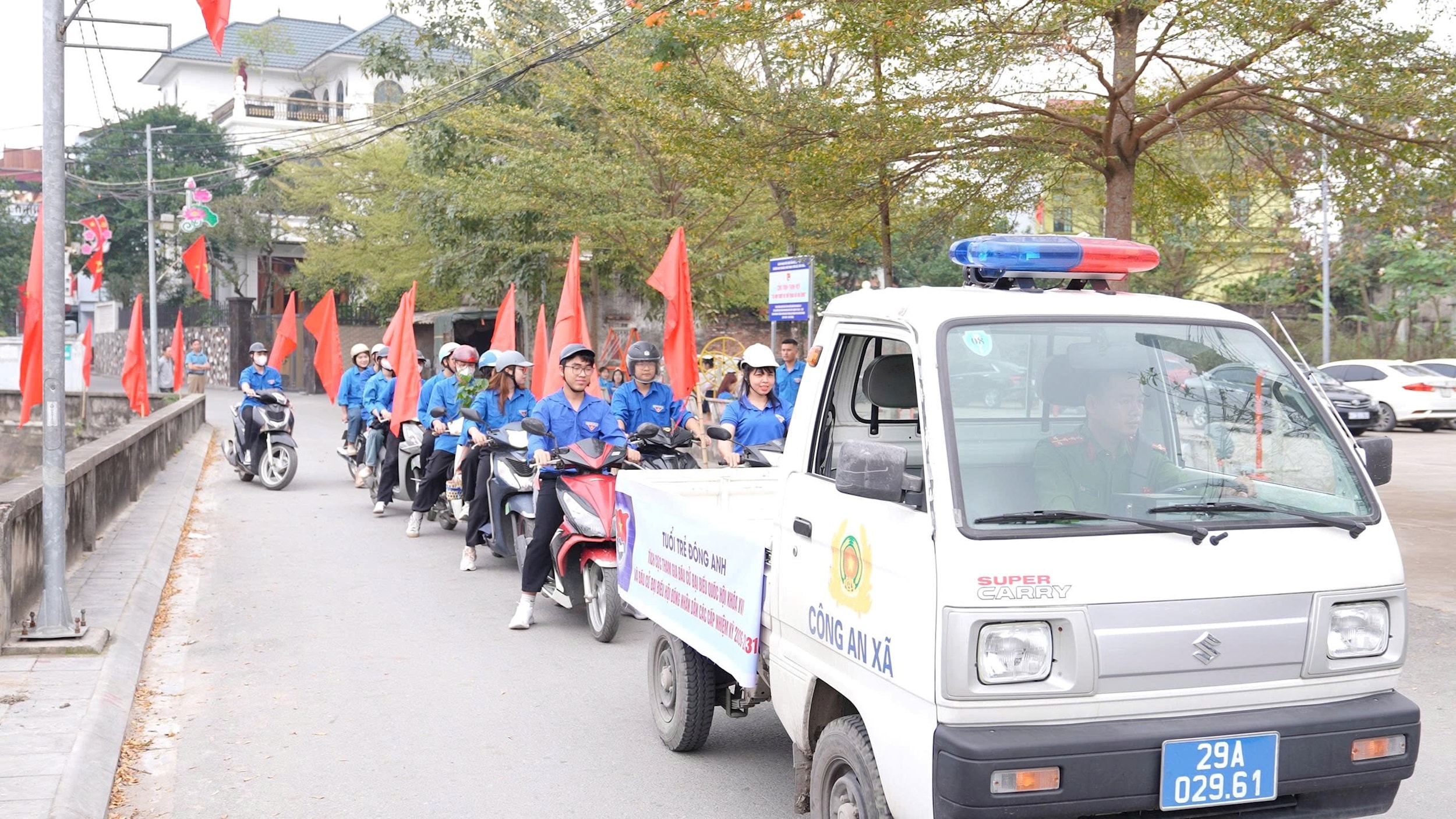 Đoàn viên, thanh niên xã Đông Anh ra quân tuyên truyền lưu động về bầu cử đại biểu Quốc hội khóa XVI và đại biểu HĐND các cấp, nhiệm kỳ 2026-2031 trên các tuyến đường chính của xã (Ảnh: Thi Mai)