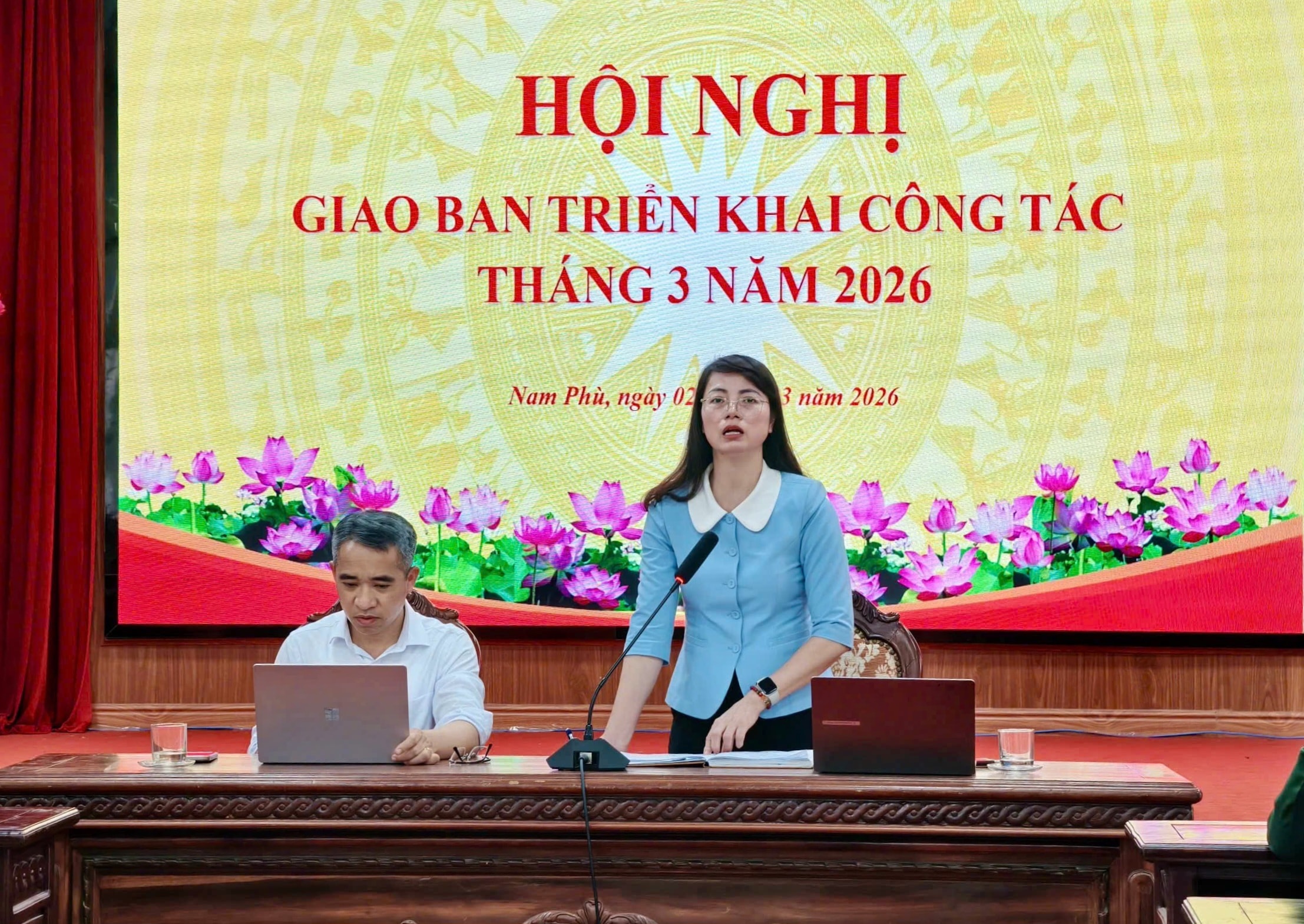 Phó Bí thư Đảng ủy, Chủ tịch UBND xã Nam Phù Nguyễn Thị Thu Huyền phát biểu tại hội nghị. Ảnh: Hoàng Quyê