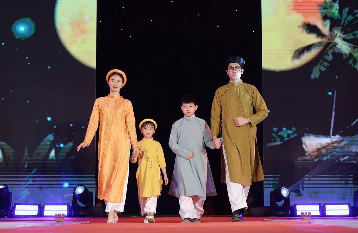 ao-dai-trach-xa.jpg