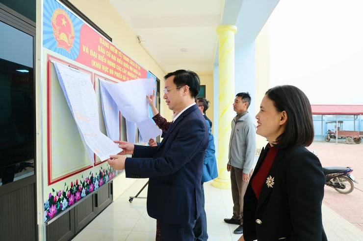 phu-nghia-kiem-tra-cong-tac-chuan-bi-bau-cu-tai-cac-khu-vuc-bo-phieu-tren-dia-ban-xa.jpg