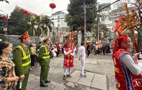 policja-oddzial-thanh-liet-zapewnila-bezpieczenstwo-i-porzadek-na-tradycyjnym-festiwalu-milion-song..jpg