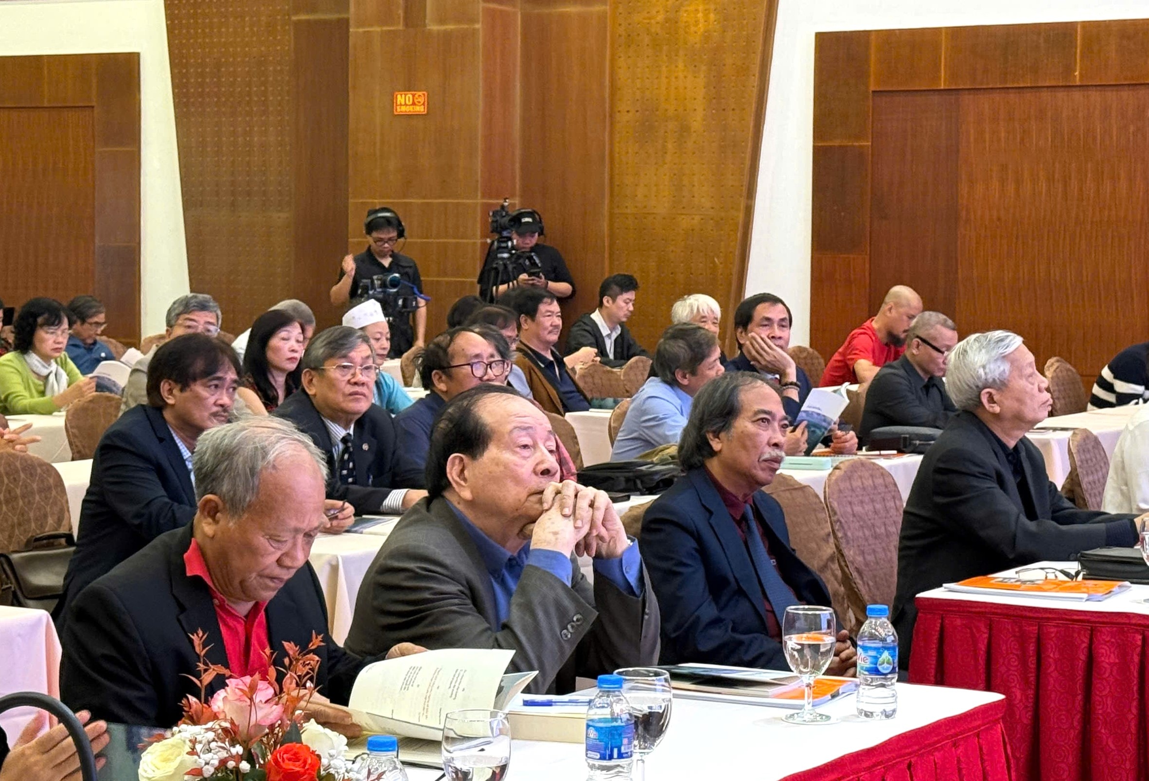 Các đại biểu tham dự Tọa đàm