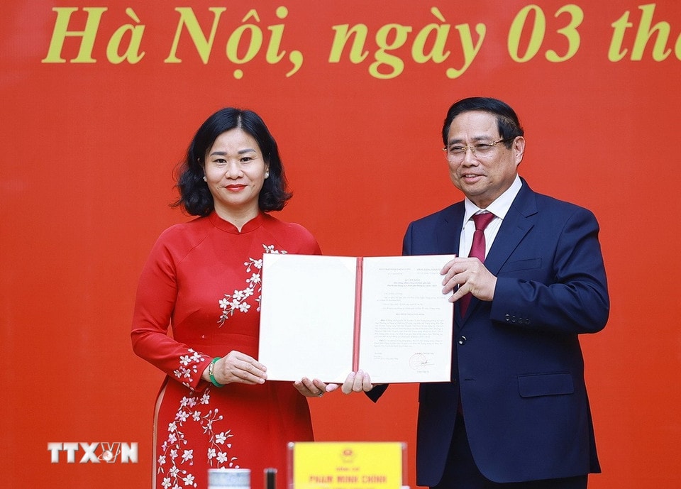 thu-tuong-trao-quyet-dinh-cong-tac-can-bo-1.jpg