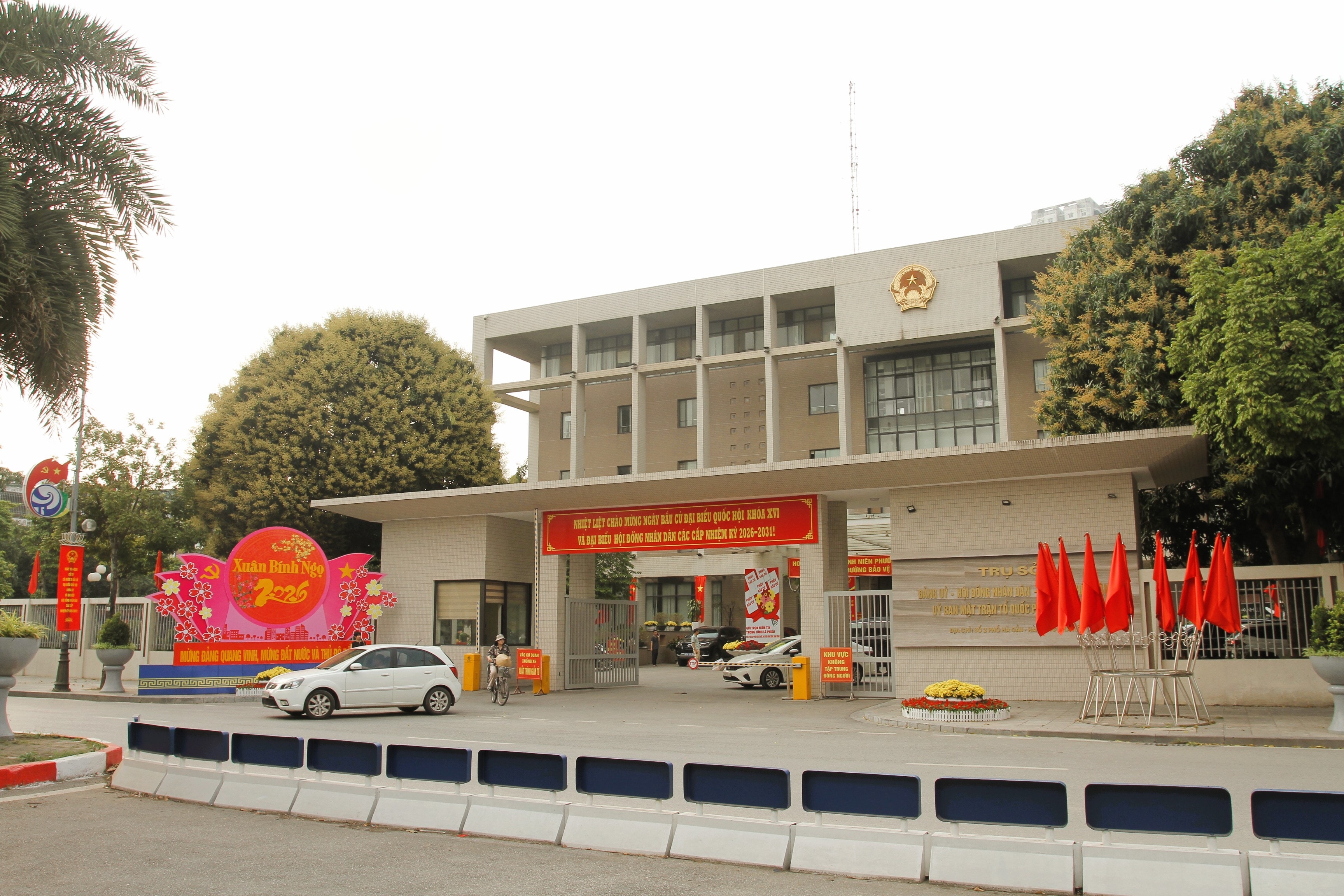 Khu vực trụ sở UBND được bài trí khang trang
