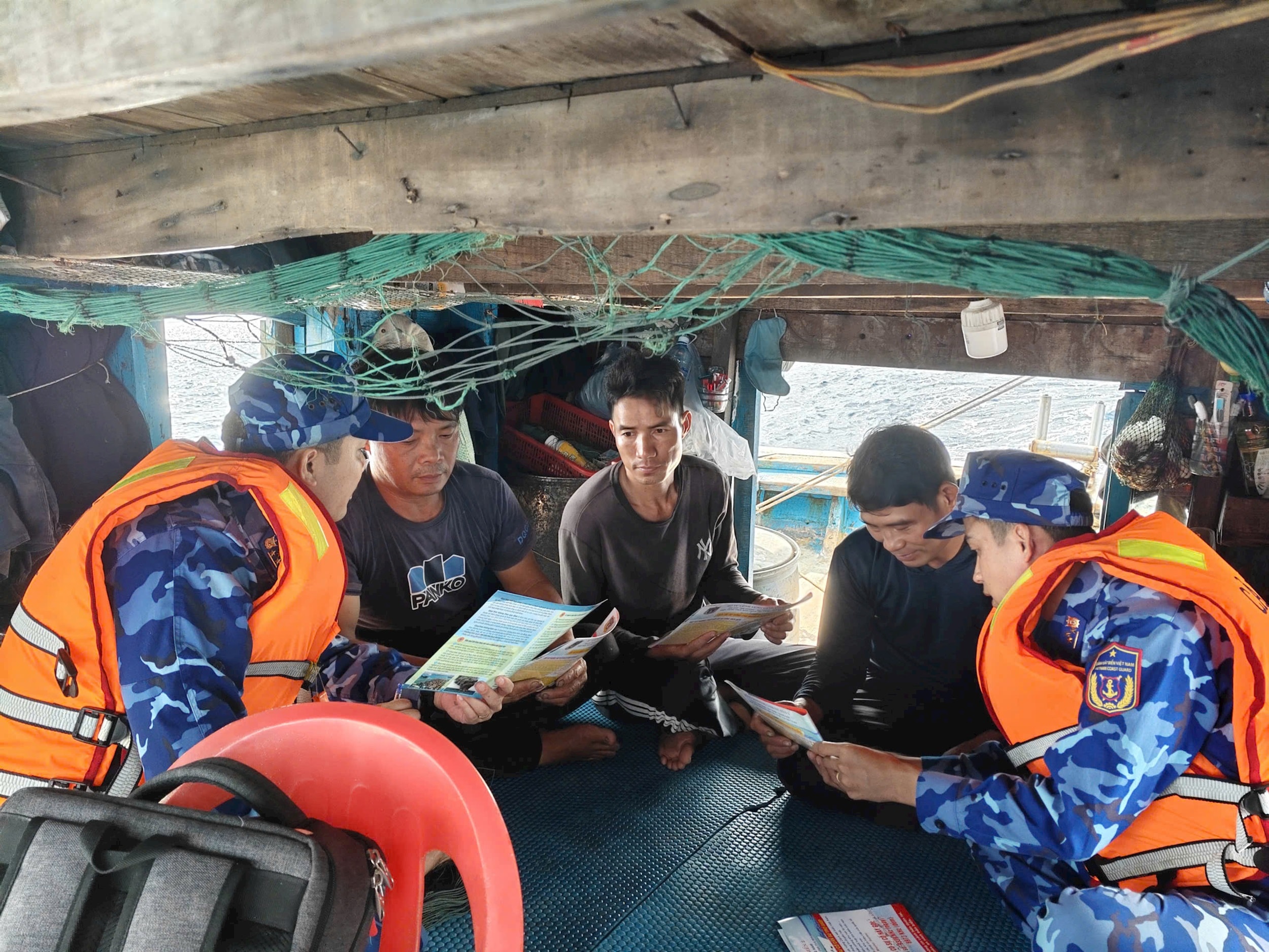 tuyen-truyen-phong-chong-khai-thac-iuu-cho-ngu-dan.jpg
