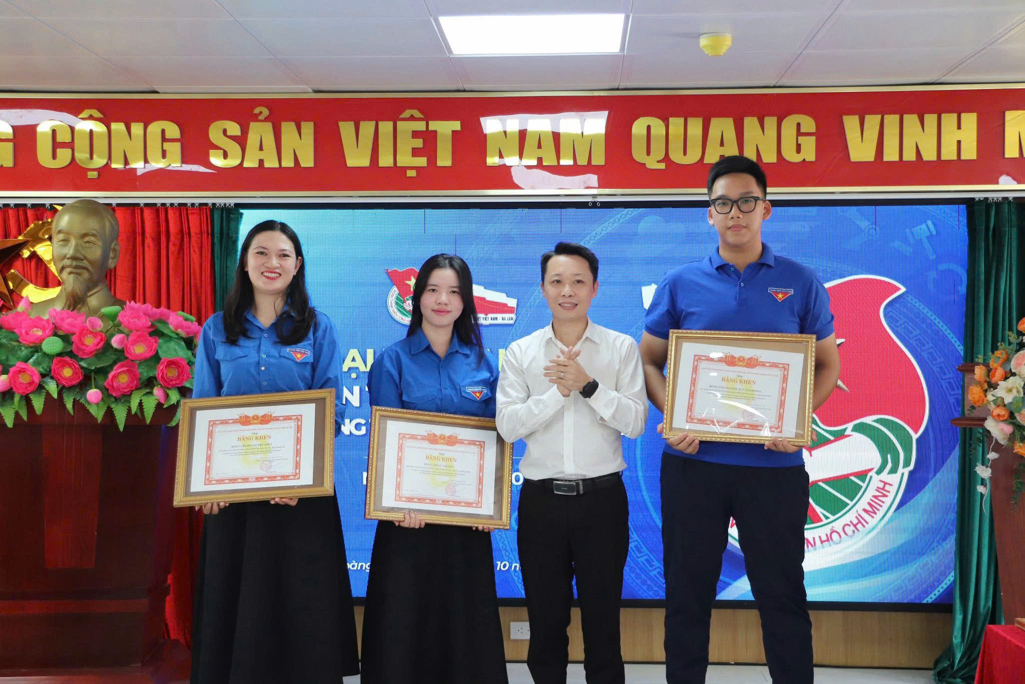 Bạn trẻ Nguyễn Đức Gia Phong (ngoài cùng bên phải)