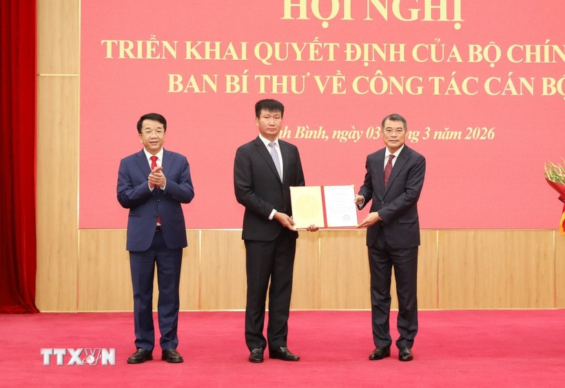 Đồng chí Lê Minh Hưng (phải), Ủy viên Bộ Chính trị, Bí thư Trung ương Đảng, Trưởng Ban Tổ chức Trung ương trao quyết định cho đồng chí Trần Huy Tuấn, Bí thư Tỉnh ủy Ninh Bình nhiệm kỳ 2025-2030. (Ảnh: Đức Phương/TTXVN)
