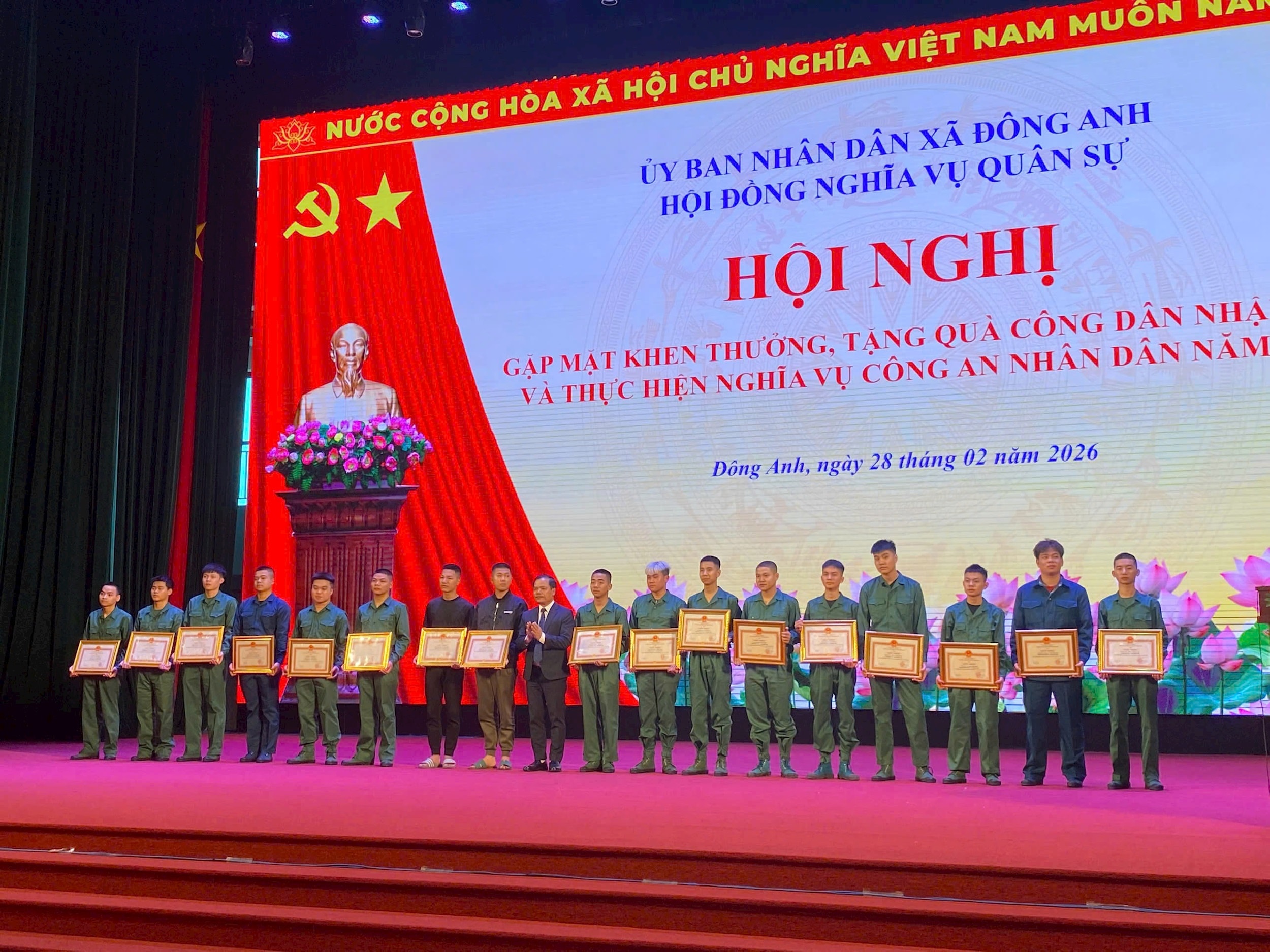 Đồng chí Nguyễn Văn Thiềng, Phó Bí thư Đảng ủy, Chủ tịch UBND xã Đông Anh tặng quà, động viên tinh thần các tân binh trước ngày nhập ngũ