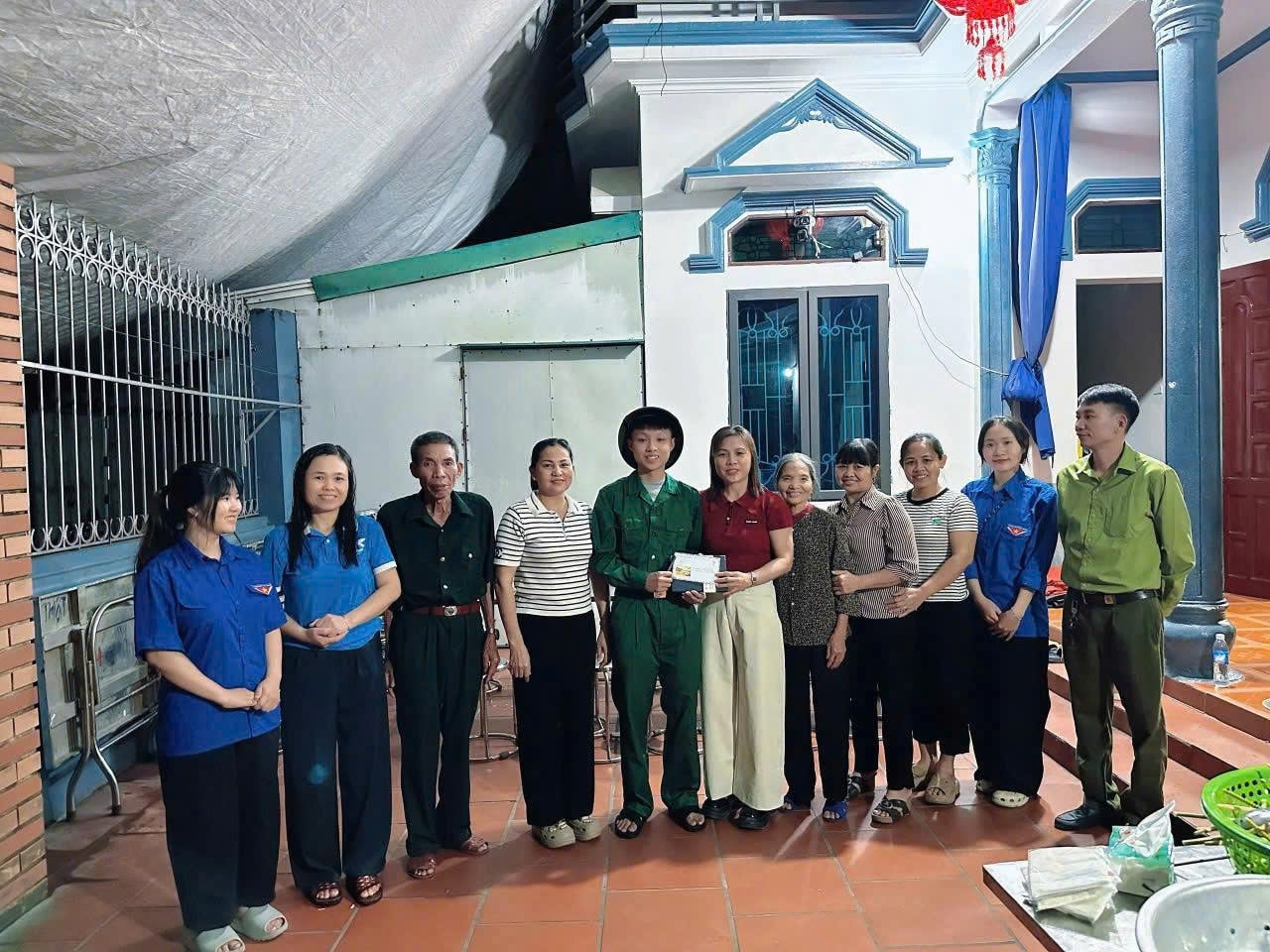 Ban công tác mặt trận thôn Thái Hòa, xã Quảng Bị đến nhà thăm hỏi, tặng quà động tân binh Trương Việt Hoàng trước ngày hội tòng quân
