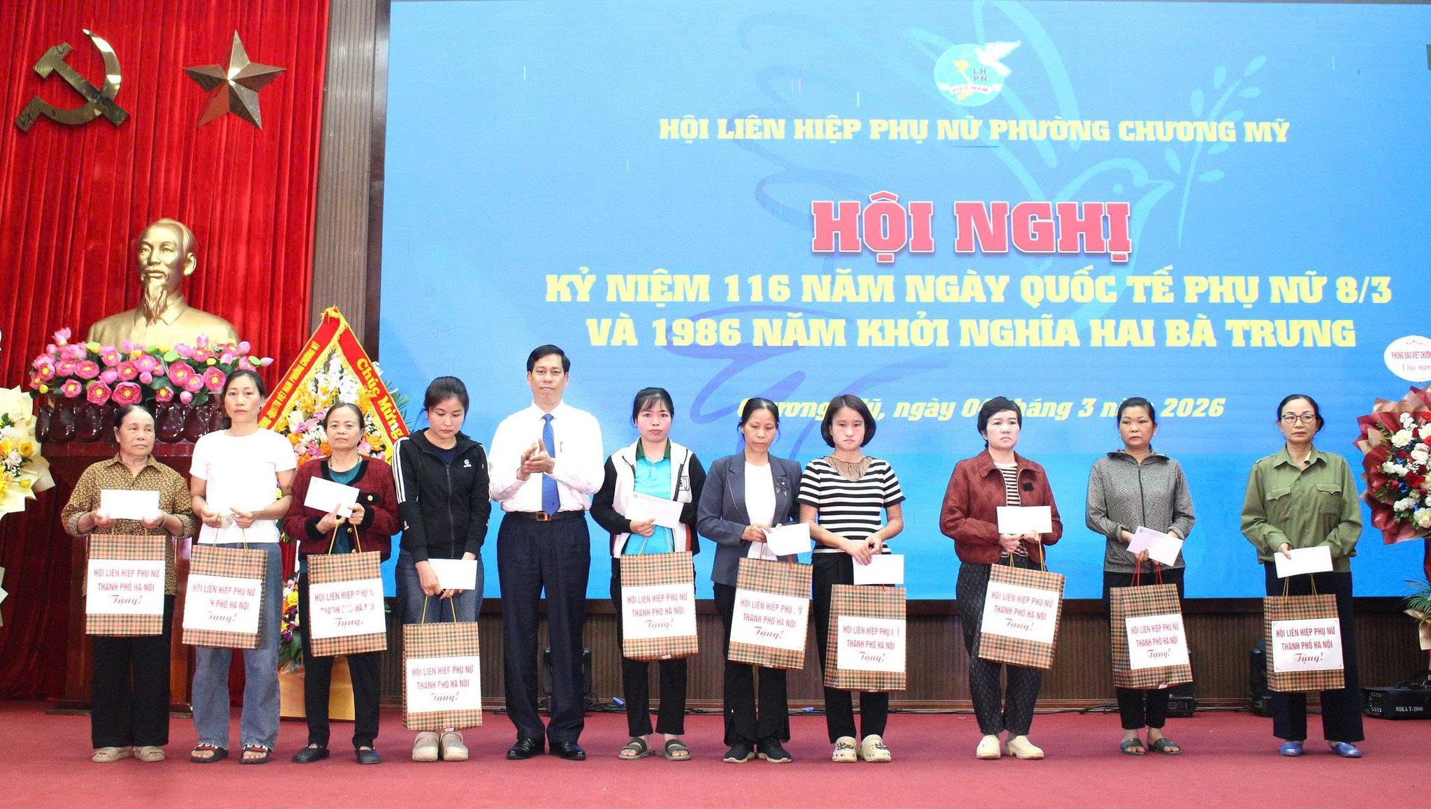 Phó Bí thư Thường trực Đảng ủy phường Chương Mỹ Vũ Ngọc Hòa tặng quà phụ nữ trên địa bàn. Ảnh: Lan Oanh