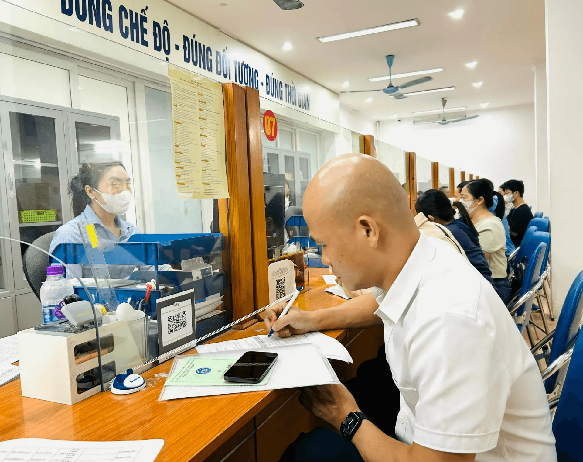 Người lao động làm thủ tục hưởng trợ cấp thất nghiệp tại Trung tâm Dịch vụ việc làm Hà Nội (Ảnh: NH)