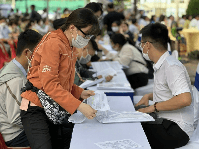 Người lao động được hỗ trợ tư vấn, giới thiệu việc làm tại các Sàn giao dịch việc làm của thành phố Hà Nội (Ảnh: NH)