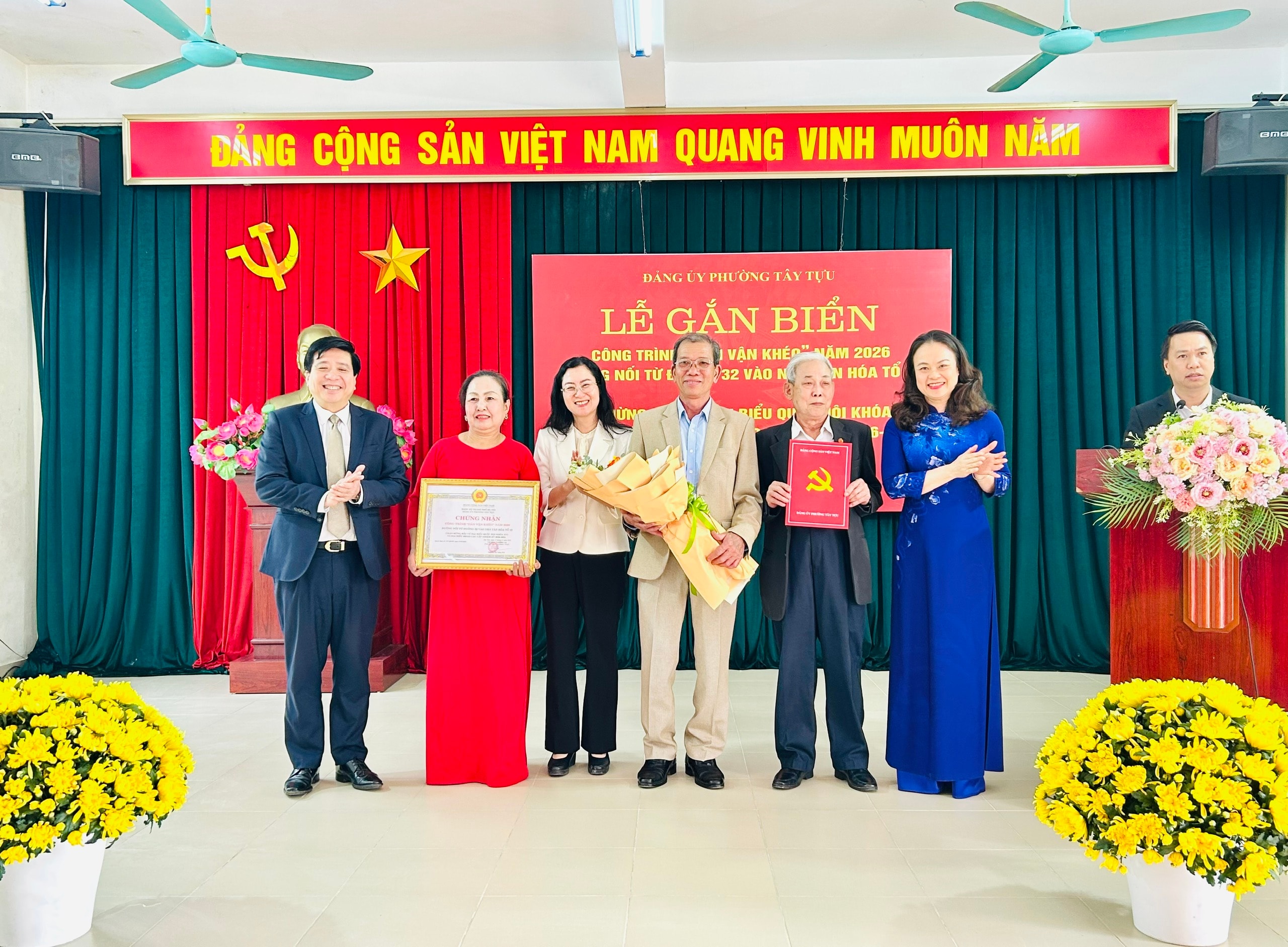 3-trao-giay-chung-nhan.jpg