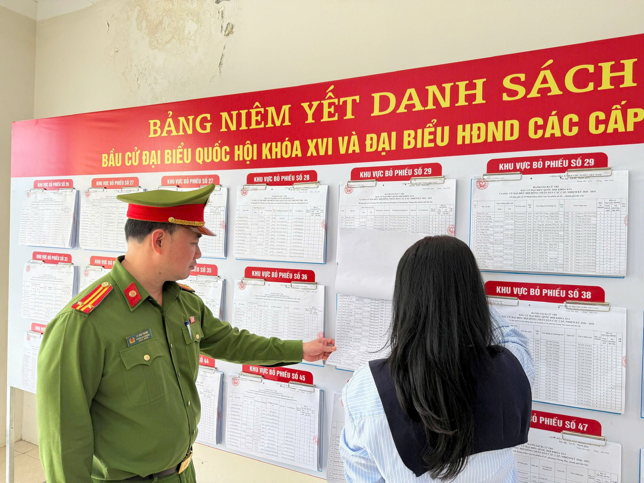Chỉ huy công an phường trực tiếp đến khu vực niêm yết danh sách cử tri bầu cử. Ảnh: Thanh Hòa