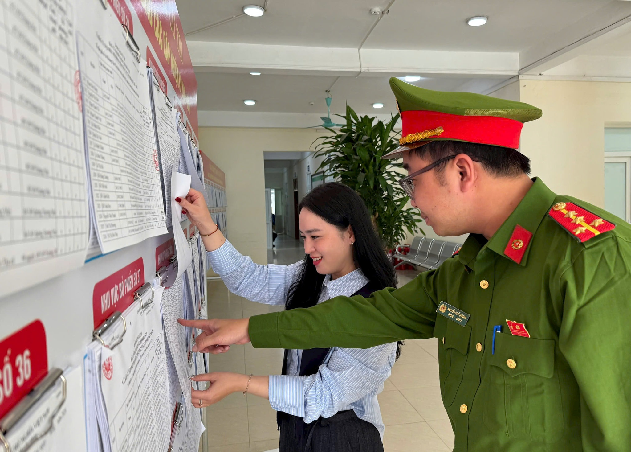 4. Người dân hào hứng “tìm tên” mình trong danh sách niêm yết (Ảnh: Thanh Hòa)