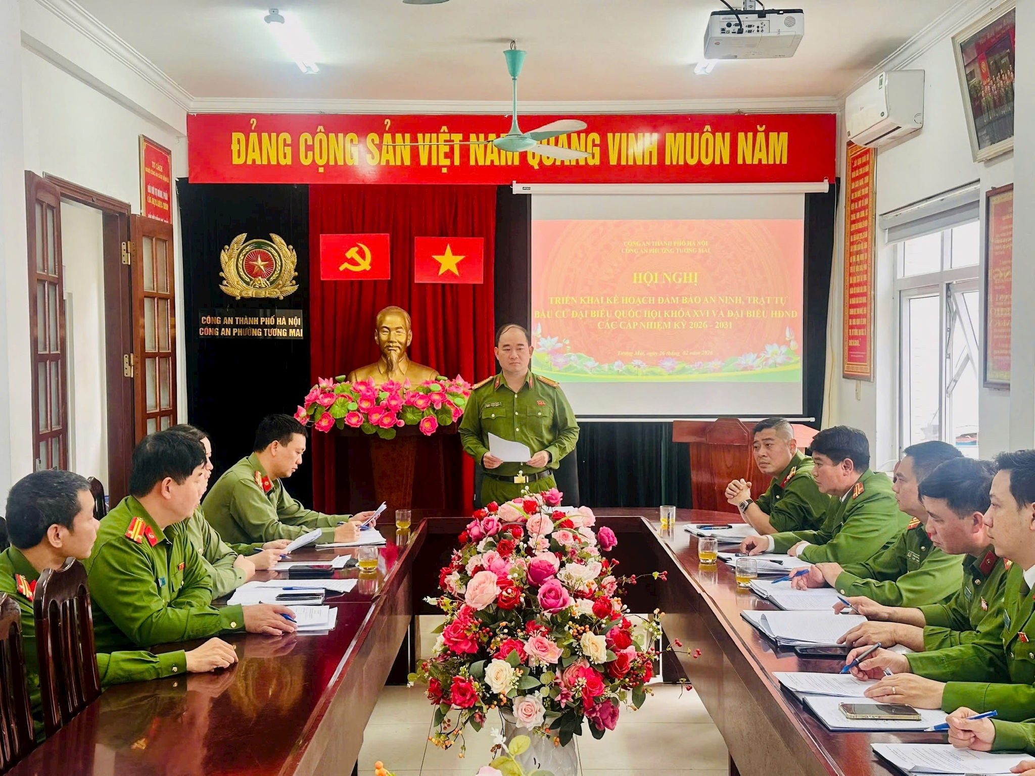 Đồng chí Trưởng Công an phường Tương Mai Lê Anh Trung chủ trì cuộc họp triển khai kế hoạch bảo vệ ngày bầu cử (Ảnh: Thanh Hòa)