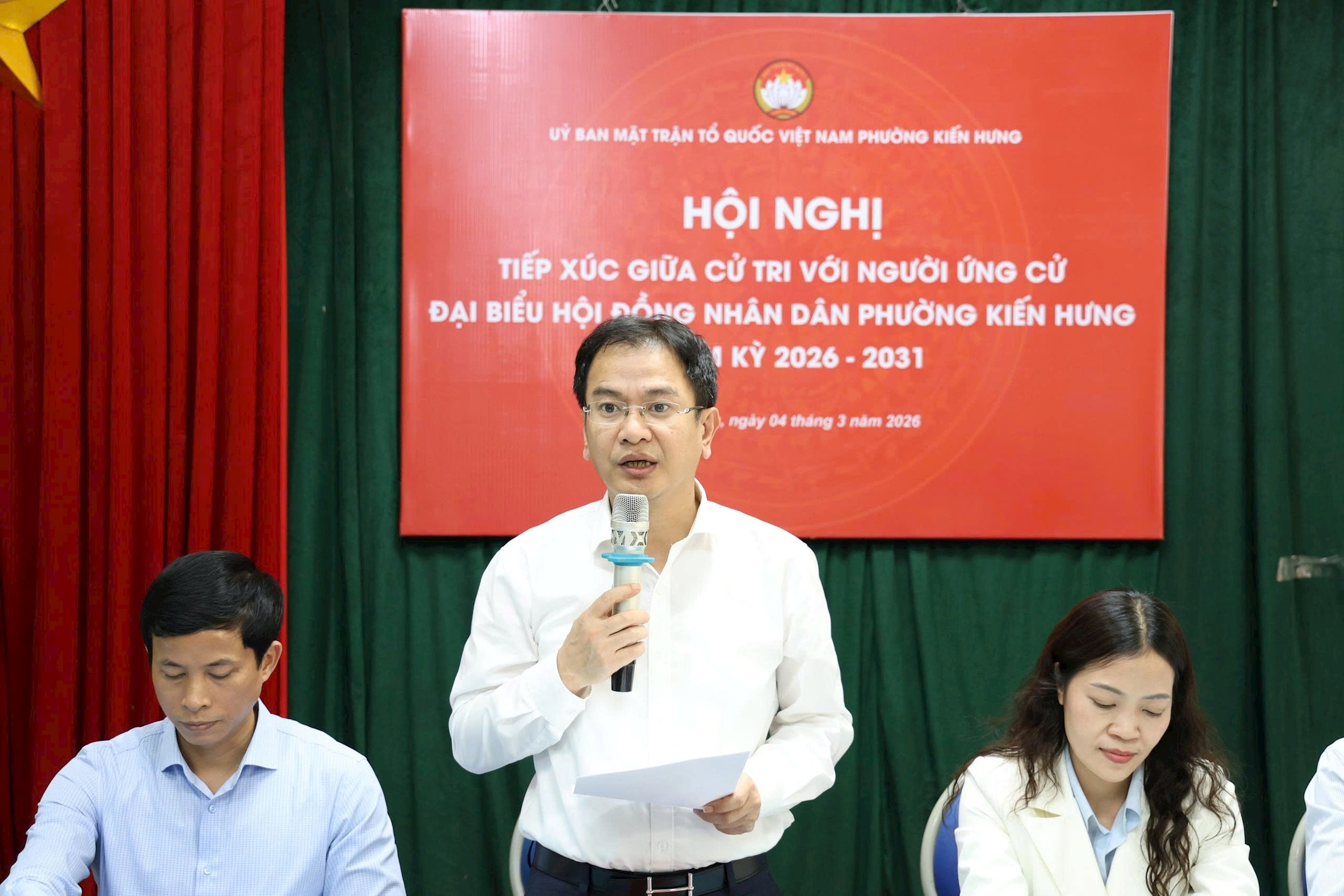 Ứng cử viên Chu Mạnh Hà trình bày chương trình hành động trước ứng cử viên. Ảnh: Tiến Thọ