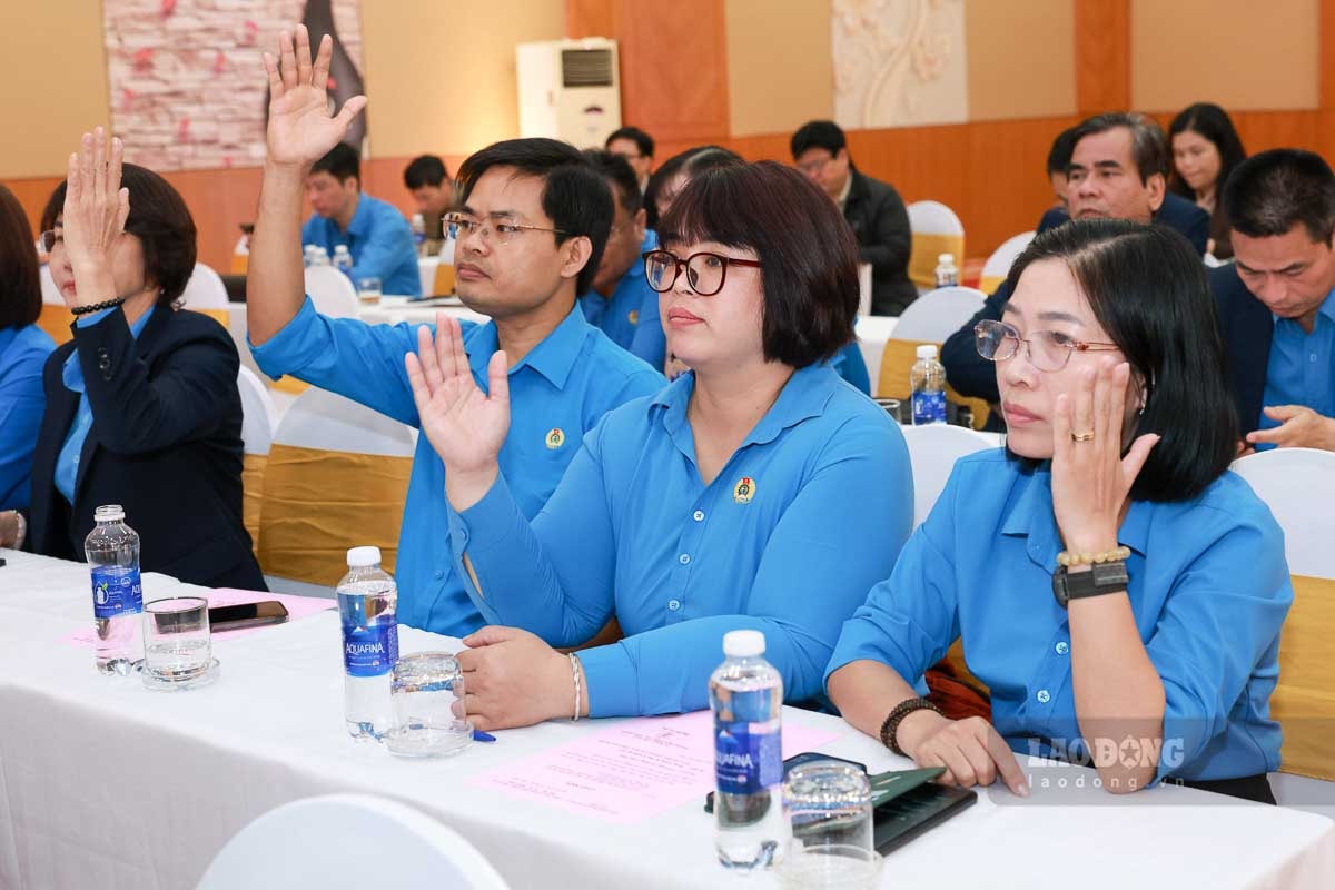 I delegati partecipano alle votazioni alla 3ª Conferenza del Comitato Esecutivo della Confederazione Generale del Lavoro del Vietnam, 13ª sessione. Foto: Hai Nguyen