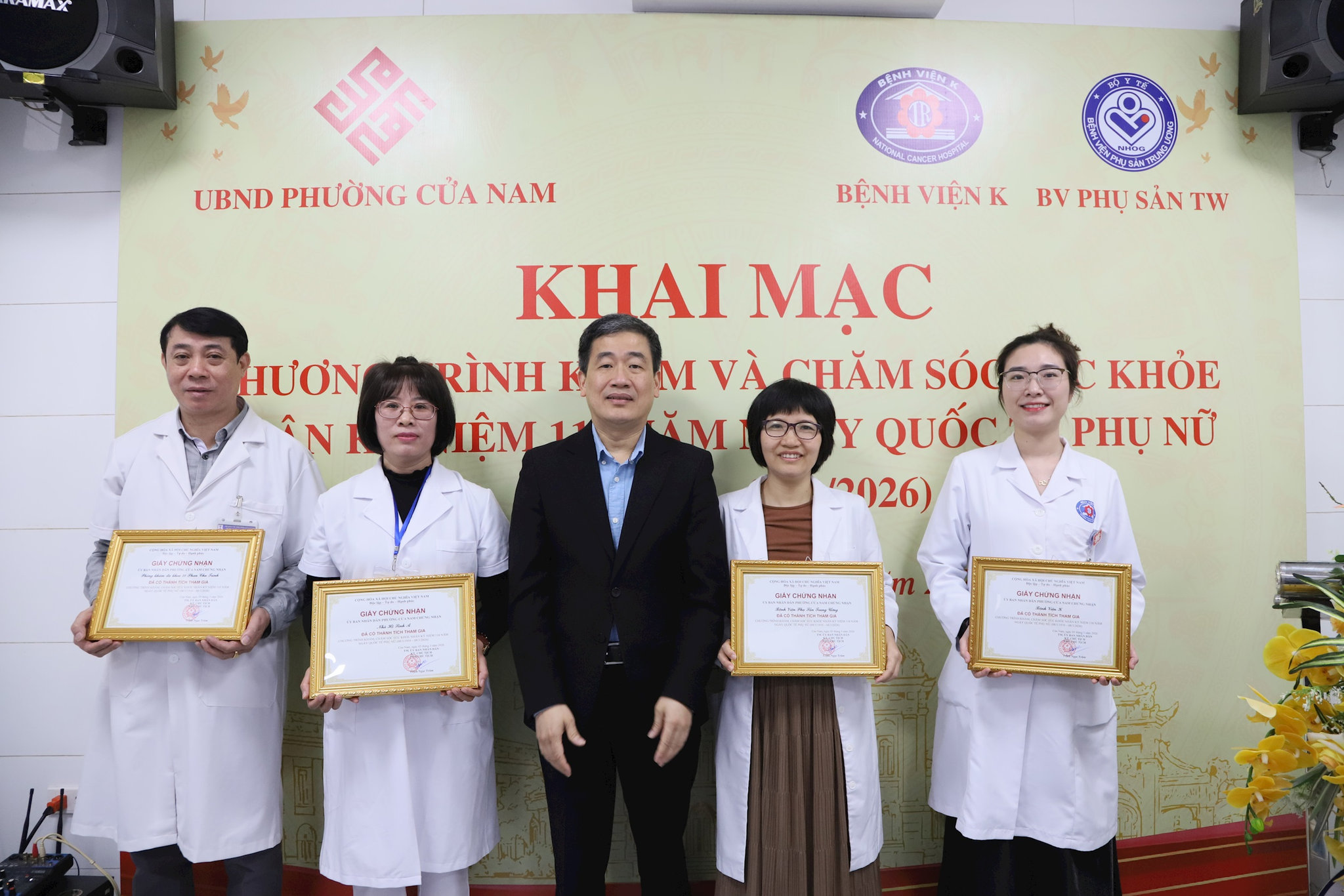 chu-tich-ubnd-phuong-cua-nam-tran-quoc-hoan-trao-giay-chung-nhan-cho-cac-don-vi-y-te-phoi-hop-thuc-hien-chuong-trinh..jpg